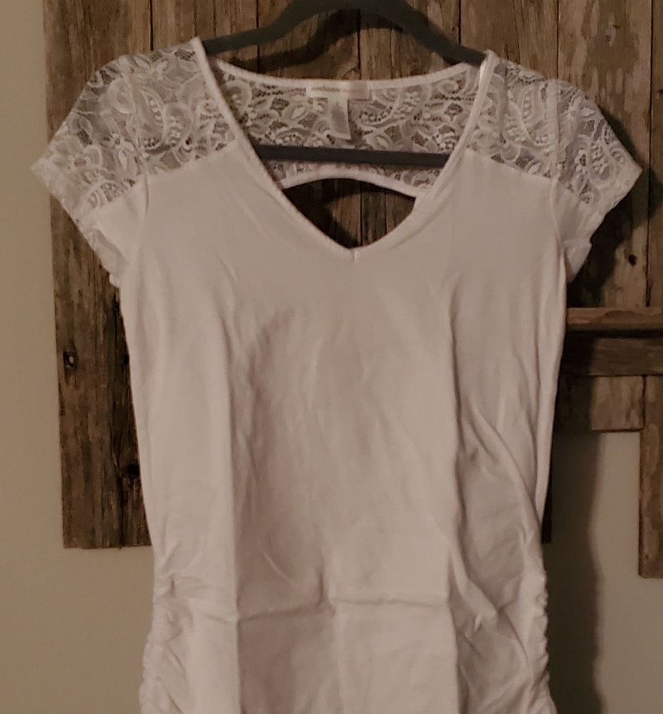 White lace maternity shirt